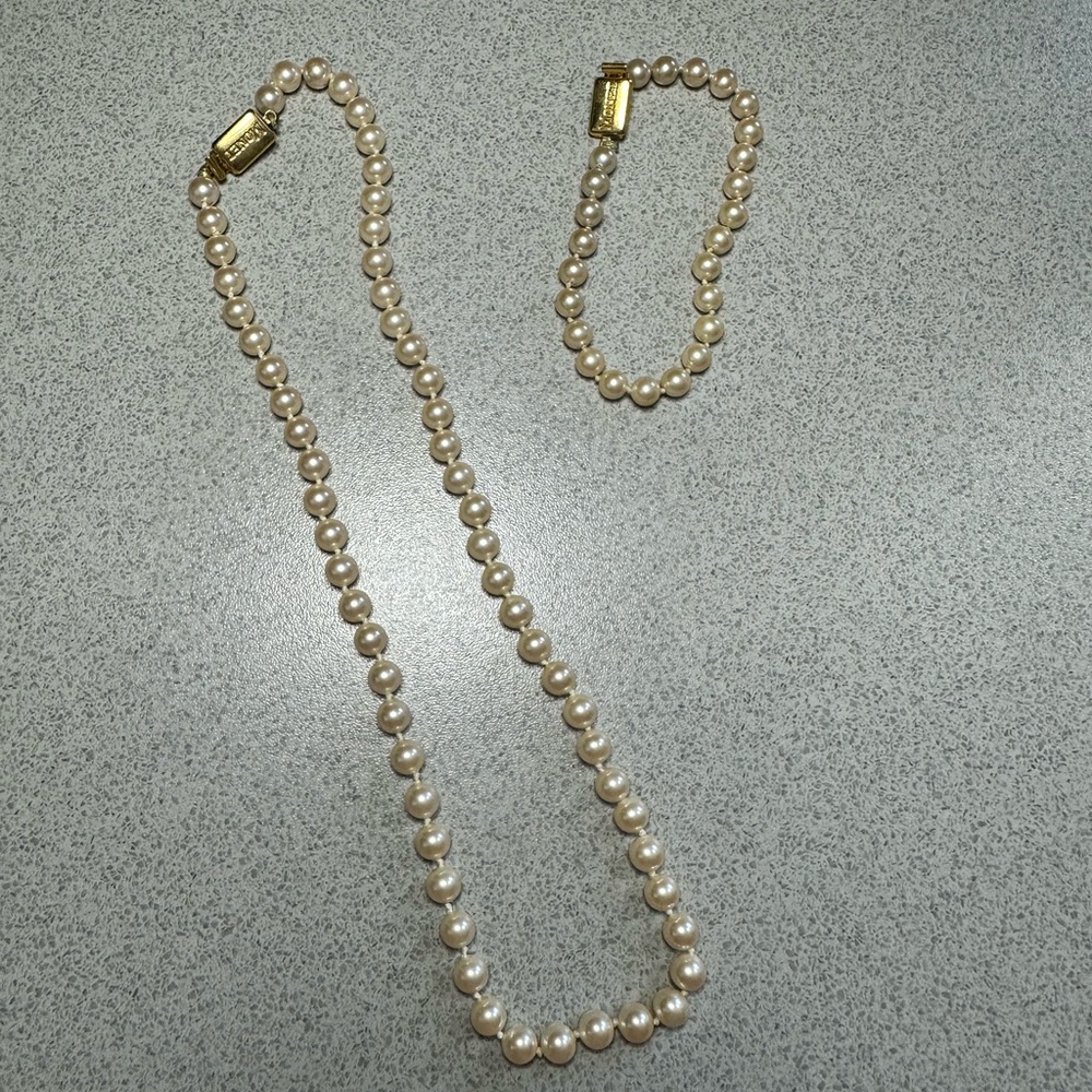 Elegant Pearl Necklace and Bracelet Set
